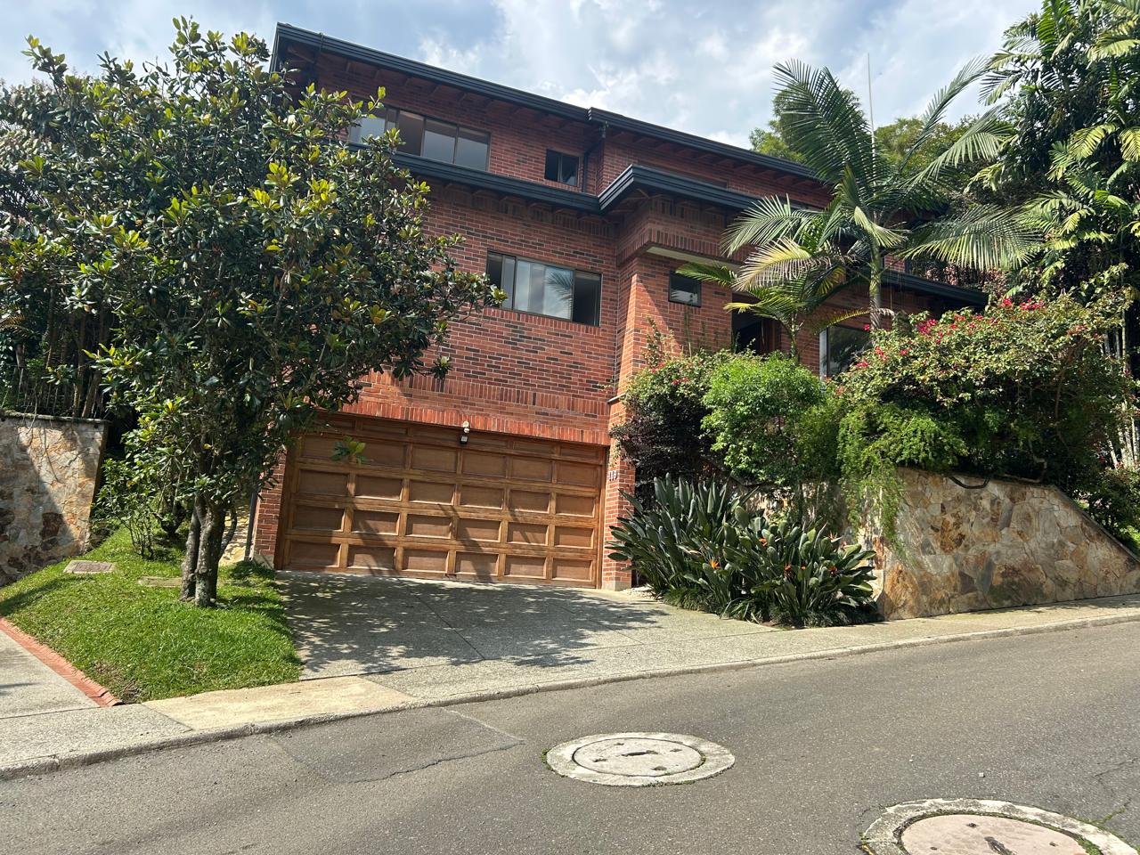 Casa de ladrillo con jardín en una unidad residencial de El Poblado, Medellín